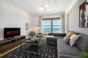 WHome Panoramic View with Elevator, AC, Garage perfect for Families & Business Travellers